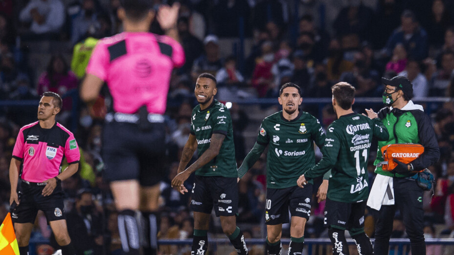 Santos golea a Pumas.png