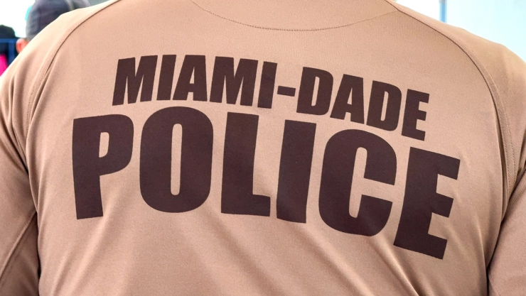 Oficial de policía de Miami-Dade, Florida, de espaldas