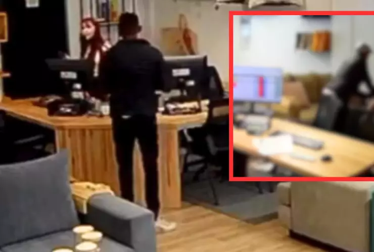 Hombre golpea a joven en mueblería