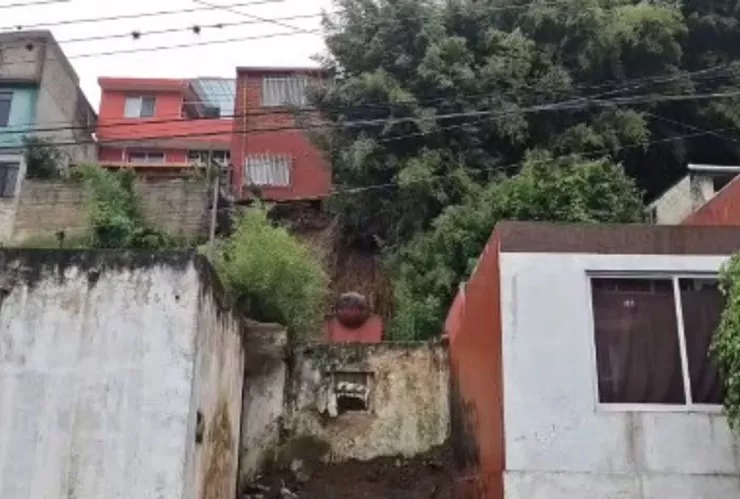 Dos casas fueron desalojadas por deslaves