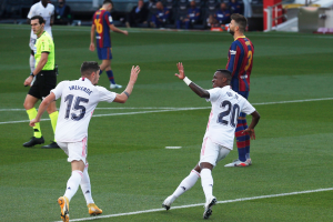 jugador del barcelona le niega su camiseta a su papa