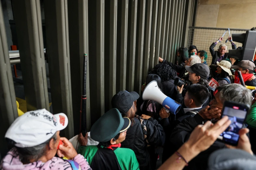 Manifestaciones en Colombia terminan en disturbios.