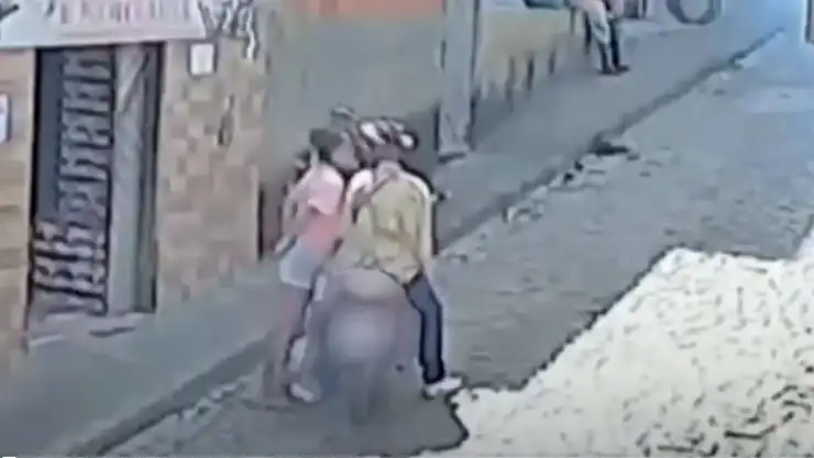 Lo apuñala luego de besarlo
