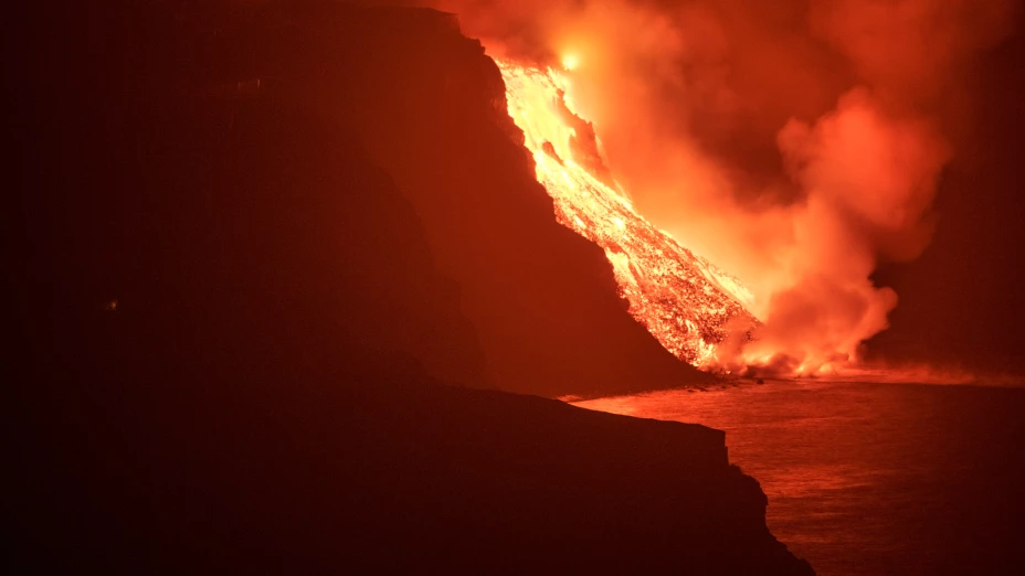 Lava de volcán Cumbre Vieja llega al Océano Atlántico, en la isla de La Palma, España.