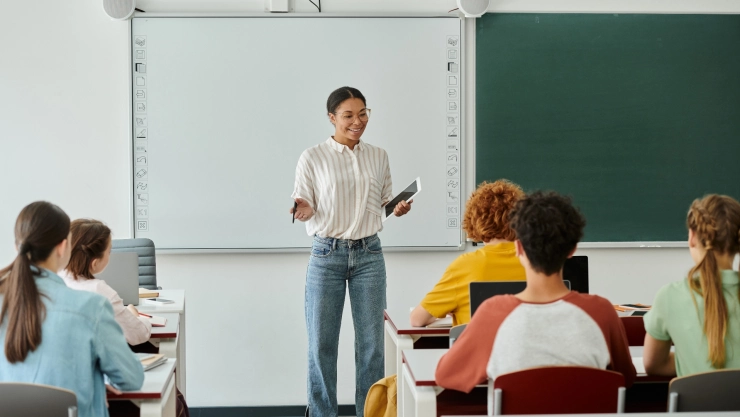 Una maestra da clases en una escuela