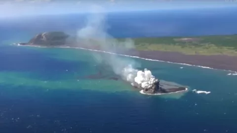 Erupción volcánica submarina crea una isla