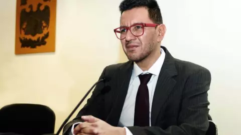 Iván Ruiz García, director de Instituto de Investigaciones Estéticas de la UNAM, hace comentarios que normalizan el feminicidio.