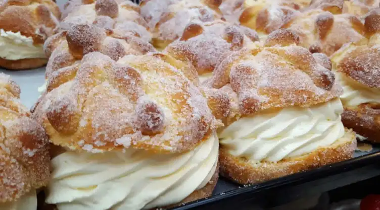 Relleno de nutella, helado o crema pastelera el pan de muerto es delicioso Foto Especial