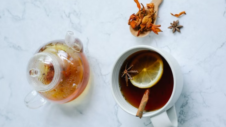 3 mejores infusiones naturales para desinflamar el abdomen y evitar la retención de líquidos