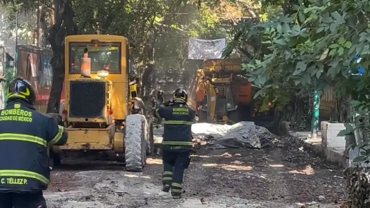 VIDEO: Intensa fuga de gas en calles de Insurgentes moviliza equipos de emergencia; maquinaría perforó la tubería