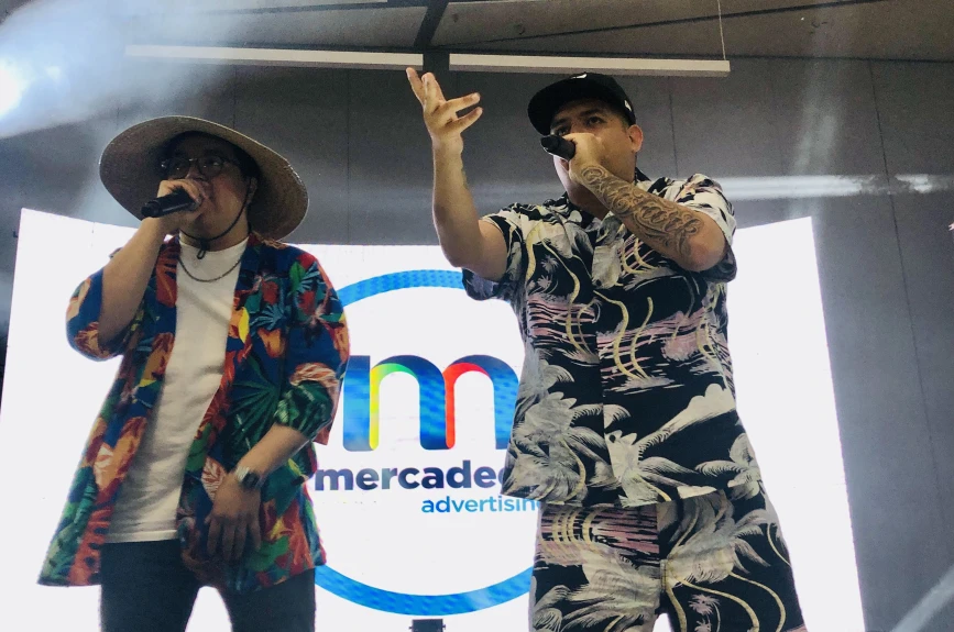 Mr. Fark y Saga rompiendola en el escenario.jpg