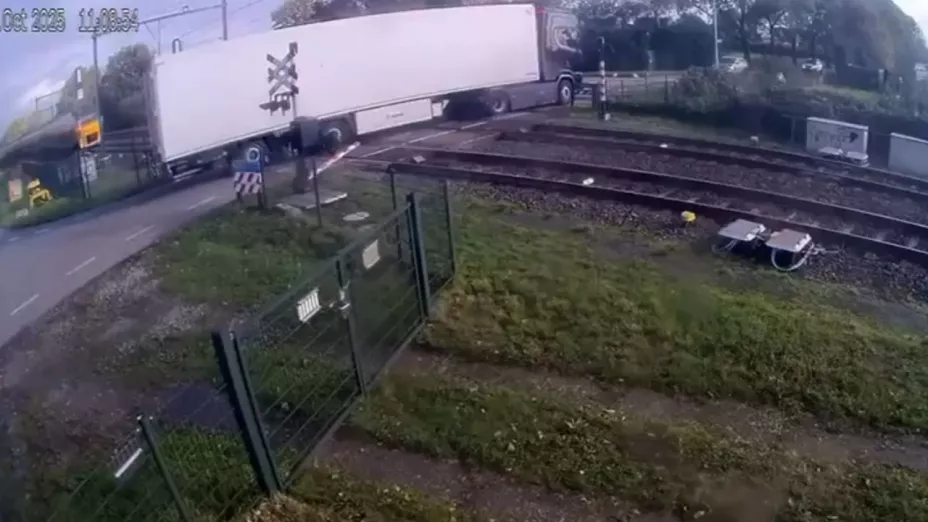 Accidente en cruce ferroviario de Países Bajos deja heridos; imágenes muestran el momento exacto