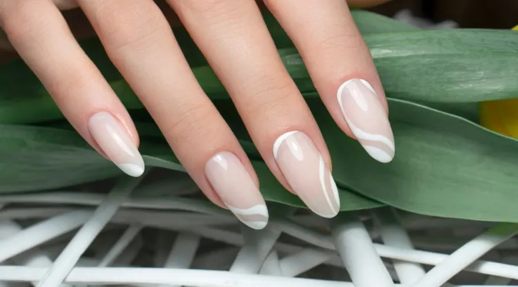 ideas de uñas estilo cloud dancer con blanco