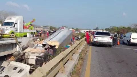 ¡Aparatoso! Accidente en carretera La Tinaja-Cosoleacaque; esto se sabe