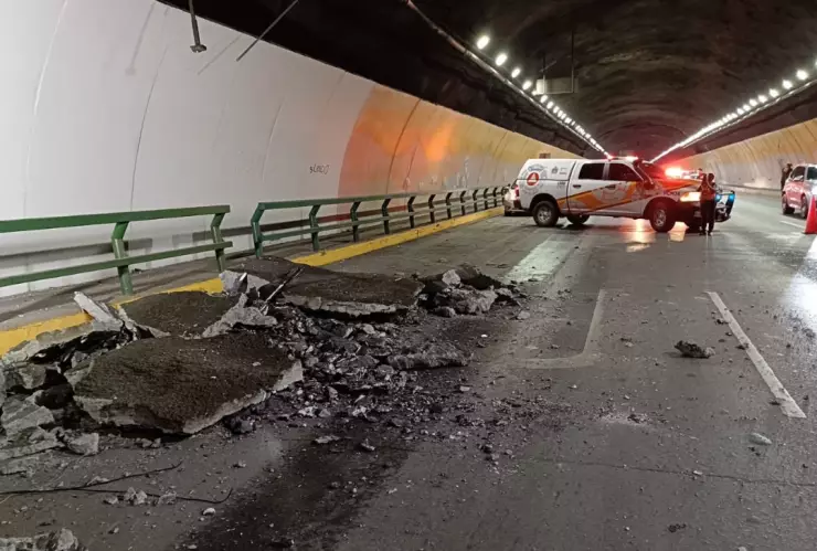 Protección Civil cierra el túnel de Loma Larga en Monterrey