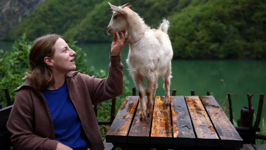Foto de Marjana Koceku y una cabra.