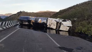 Pipa de combustible volcó tras accidente en la autopista Puebla–Orizaba hoy: Hay cierre total