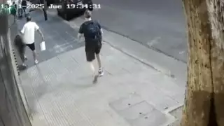 Hombre patea a niña en calles de Argentina.jpg