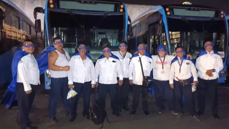 FOTOS Choferes de Va y Ven se disfrazan para celebrar el Dóa del Niño