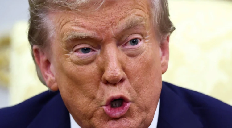 La secretaria Kristi Noem confirmó que trump ordenó pintar de negro el muro, la medida busca hacer más difícil escalar la estructura fronteriza.