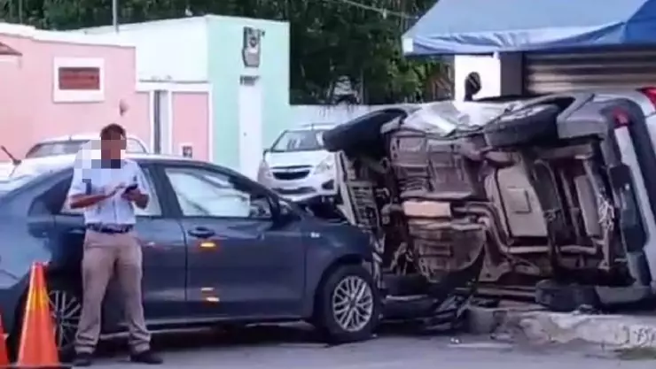 Volcadura en Chuburná; conductor se vuela el alto