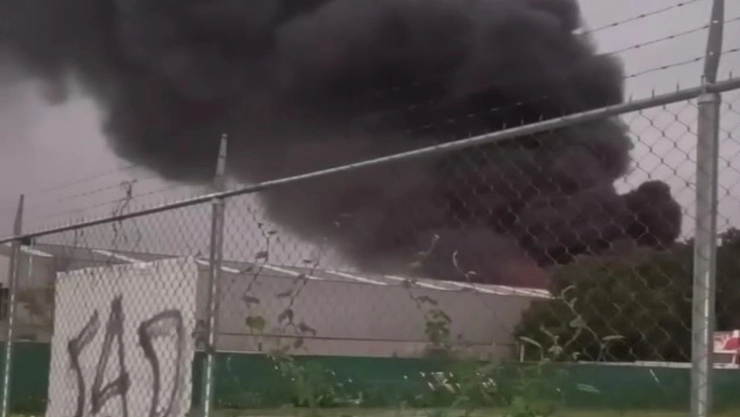 Voraz incendio en fábrica de frituras consume bodega en Tultitlán