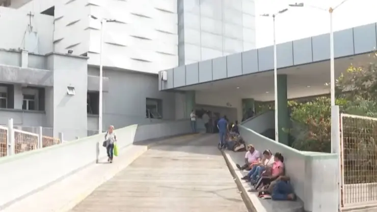 Año Nuevo Veracruz: Familias esperan a sus familiares afuera del Hospital Regional