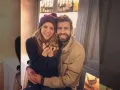 Shakira y Pique abrazados.jpg
