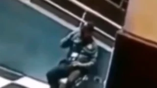 Cámaras graban a hombre saludando al “fantasma” de su amigo.png