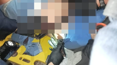 Hombre ebrio cae del techo de su casa y queda prensado en una REJA