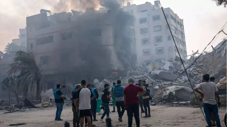 Daños a un edificio por un bombardeo israelí en la Ciudad de Gaza.