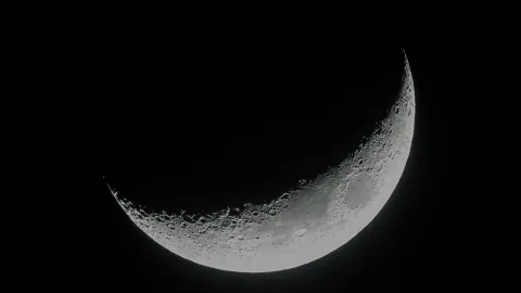 Esta es la forma correcta de intencionar la energía de la Luna Nueva para intencionar tus cuarzos