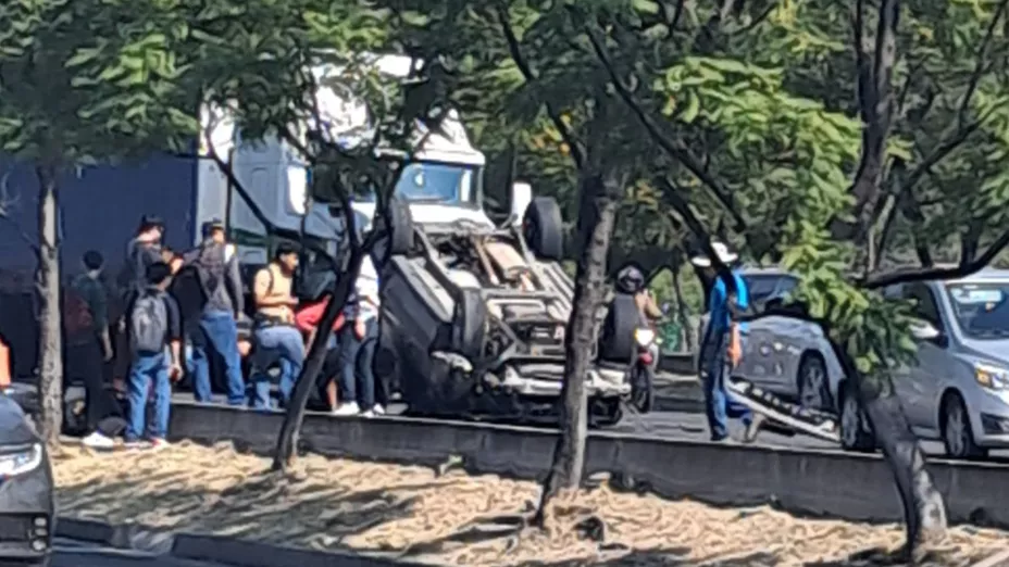 volcadura Paseo de la República.jpg