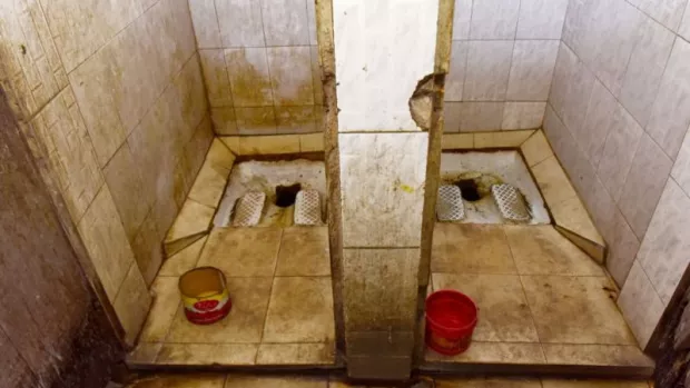 Algunos escusados generalmente obligan a la persona a acuclillarse y después lavarse la zona, por lo que no usan papel higiénico.