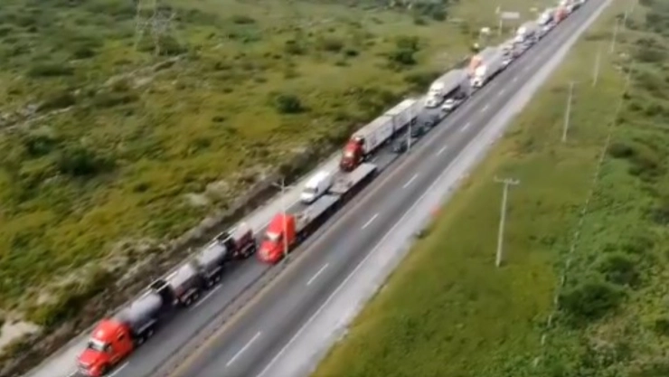 Transportistas de Nuevo León protestan en caravana en autopista Monterrey-Saltillo