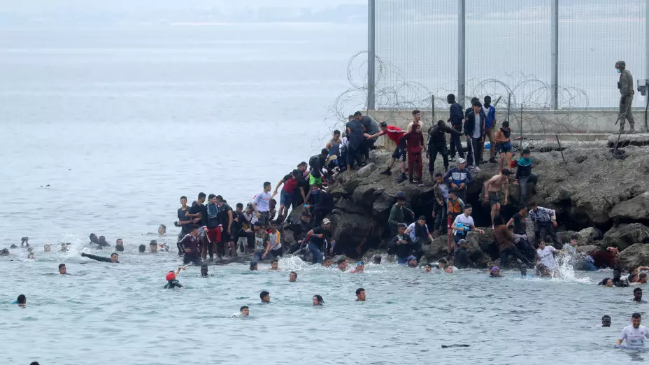 Thousands of migrants cross the Spanish-Moroccan border