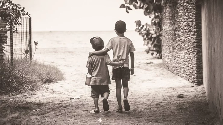 la tierna imagen de un niño con cáncer terminal consolando a su hermanito que conmoci´nó a todos.jpg