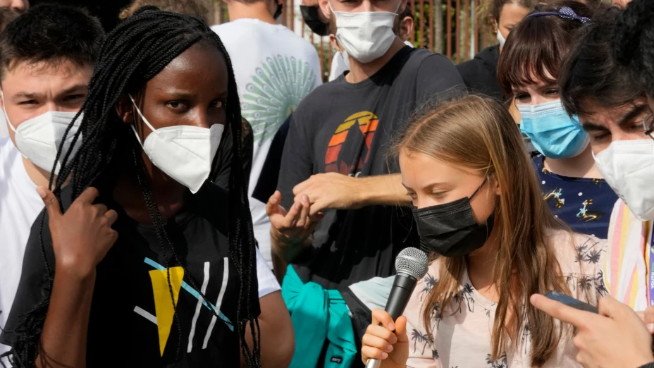 Las activistas Vanessa Nakate de Uganda y Greta Thunberg de Suecia