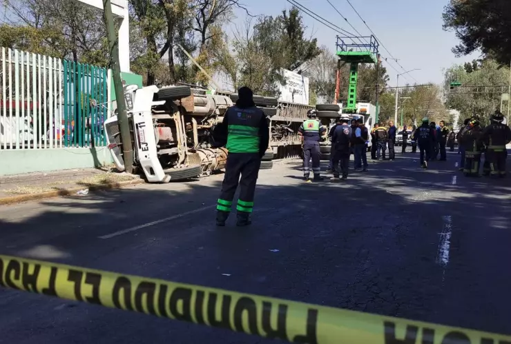 VIDEO: Camión de basura vuelca y deja un lesionado en San Juan de Aragón