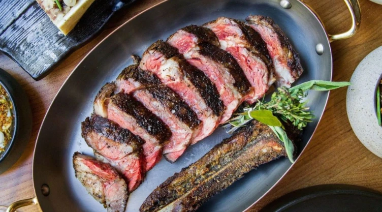 Un plato de carne de un restaurante en San Francisco