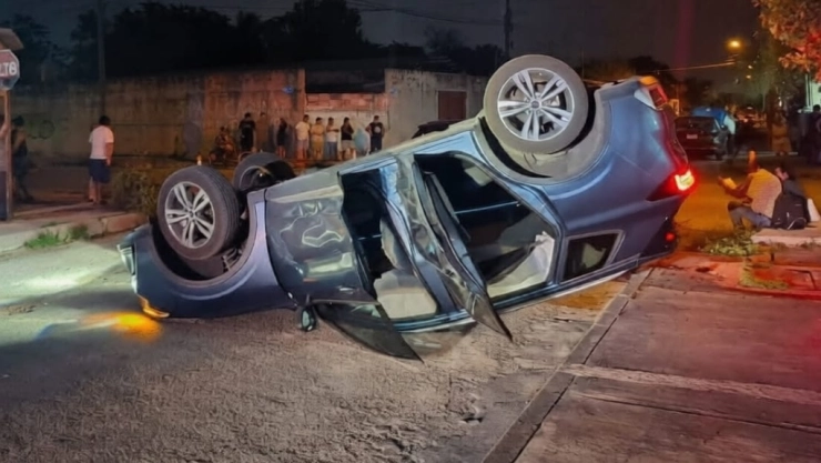 Camioneta queda llantas arriba tras protagonizar FUERTE ACCIDENTE en la colonia Bojórquez