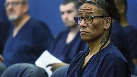 Nathan Chasing Horse en la corte