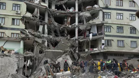 Terremoto en Turquía deja más de mil muertos y cientos de heridos