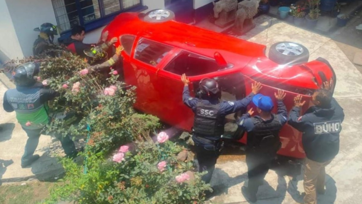 Conductor pierde control de su auto y cae al interior de una casa en Cuajimalpa, CDMX