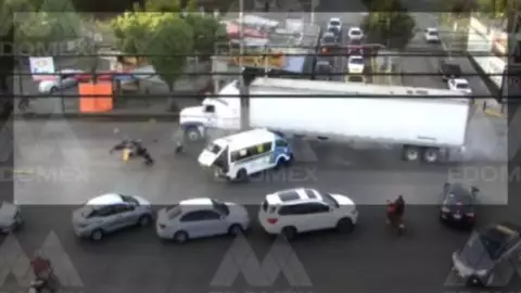 Choque entre tráiler y combi