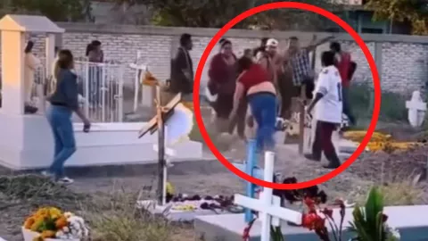 VIDEO Se pelean en el panteón por el terreno de la abuela