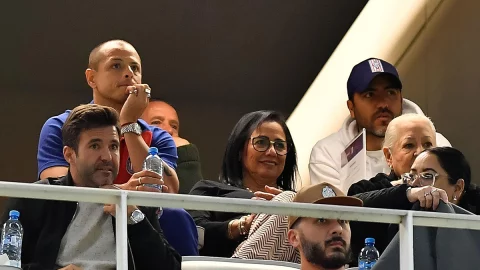 Chicharito desde la tribuna del Akron