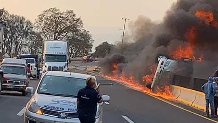tráiler-vuelca-incendio-méxico-puebla