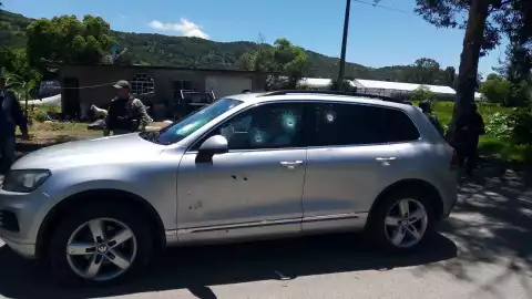 Emboscan a alcaldesa de Pilcaya Guerrero, dos personas perdieron la vida.