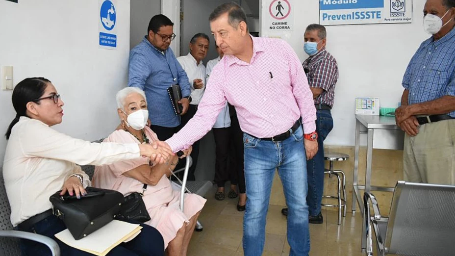 El director general del Issste, Pedro Zenteno Santaella, en gira por Veracruz